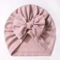 Dettaglio del cappello a coste rosa antico per neonati con un grande fiocco morbido - Viola Taro