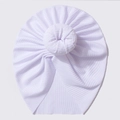 Detail der hellvioletten Baby-Turban-Mütze mit Rippenstrick und Donut-Knoten-Design - Weiß