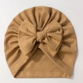 Vue détaillée du bonnet turban pour bébé en maille côtelée camel avec un grand nœud - Marron