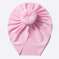 Detailaufnahme der hellrosa gerippten Baby-Turban-Mütze mit oberem Spiralknoten - Rosa