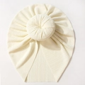 Turbante para bebé blanco crema con textura de canalé suave y detalle nudo donut - Beige