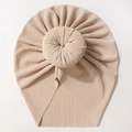 Turbante beige para bebé en tela plisada con un elegante diseño de nudo de dona - Café Claro