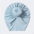 Gros plan du bonnet turban pour bébé bleu clair avec maille côtelée et nœud donut - Bleu