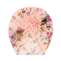 Détail d'un bonnet turban pour bébé rose avec imprimés floraux et fleur 3D en mousseline - Lettre D
