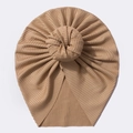 Détail du turban côtelé marron clair pour bébé avec un nœud donut en 3D doux et souple - Café Clair