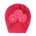 Détail du bonnet turban rose pour bébé avec trois fleurs en tissu et perles - Rose rouge