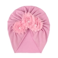 Bonnet turban rose pour bébé avec trois fleurs en tissu 3D et perles sur fond blanc - Rose