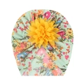 Détail d'un bonnet turban bébé vert menthe avec imprimé floral et grande fleur jaune - Lettre C