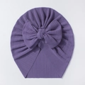 Détail d'un bonnet turban pour bébé en tricot côtelé violet avec un grand nœud décoratif - Violet