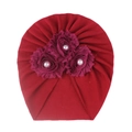 Détail du bonnet turban rouge pour bébé avec trois roses en tissu et perles - Bordeaux