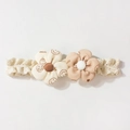 Detail eines Baby Stirnbandes mit Spitze und zwei handgefertigten Stoffblumen - Lächeln Buchstaben Design (D)