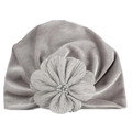 Detalle de gorro de terciopelo gris para bebé con flor de tela grande y perlas brillantes - Gris