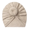 Nahaufnahme der beigen Baby-Turban-Mütze mit Donut-Knoten und atmungsaktivem Stoff - Hellkaffee