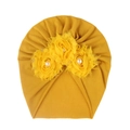 Détail du turban pour bébé orné de trois fleurs en tissu et perles nacrées - Jaune Terre
