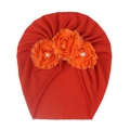 Détail du bonnet turban rouge pour bébé avec trois fleurs en maille orange et perles blanches - Orange