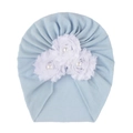 Détail d'un turban pour bébé avec trois fleurs en tissu blanc et perles bleu clair - Bleu clair