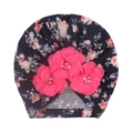 Gros plan détaillé sur un turban bébé bleu marine avec fleurs en mousseline rose et perles - Floral Rose Marine (F)