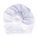 Detail einer weißen Baby-Turban-Mütze aus Samt mit weichem Donut-Knoten und seidigem Glanz - Weiß