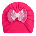 Detalle del gorro turbante rosa para bebé con lazo de encaje y perlas blancas - Rosa Roja