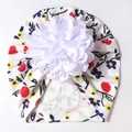 Détail du bonnet turban pour bébé avec imprimé fleuri, texture côtelée et fleur en dentelle - Base Blanche Floral Coloré Avec Fleur Blanche (F)