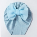 Détail du bonnet pour bébé en coton bleu clair avec un grand nœud en mousseline étagée - Bleu