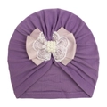 Detalle de turbante para bebé con lazo morado, encaje blanco y adornos de perlas finas - Morado