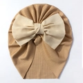 Détail du bonnet turban côtelé pour bébé couleur camel foncé avec grand nœud crème - Café
