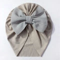 Détail du bonnet turban pour bébé en maille côtelée kaki avec un grand nœud en mousseline - Gris