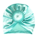 Detailaufnahme des Baby-Turbans aus Samt in Mintgrün mit weicher Stoffstruktur - Minzgrün