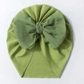 Vue détaillée du bonnet bébé vert avec tissu côtelé doux et grand nœud en mousseline - Vert