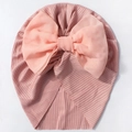 Detail eines weichen rosa Baby-Turbans aus Rippenstoff mit großer Chiffon-Schleife - Nute Rosa