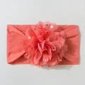 Détail du bandeau bébé rose corail avec pétales de fleurs en maille à pois dorés - Rouge pastèque