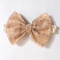 Détail du bandeau en dentelle pour bébé avec un grand nœud en mousseline et étoiles argent - Café