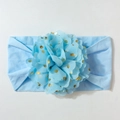 Détail du bandeau bleu clair pour bébé avec grande fleur en tulle à pois dorés - Bleu