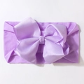 Dettaglio di una fascia elastica viola chiaro per neonati con un grande fiocco a strati - Viola