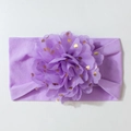 Détail d'un bandeau violet pour bébé avec une grande fleur en tulle et pois dorés brillants - Violet