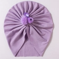 Dettaglio di un turbante lavanda per neonati con coniglietto di peluche e trama a coste - Viola