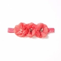Dettaglio fascia per capelli con fiori in chiffon rosa corallo con perle e strass luccicanti - Rosso anguria
