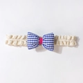 Detail eines Baby Stirnbands mit blau-weißem Karomuster und weicher Spitzenbordüre - Dunkelblau