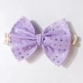 Détail du bandeau bébé avec nœud en maille violette et étoiles argentées sur dentelle - Violet