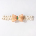 Detailansicht Baby-Haarband aus Spitze mit orangefarbener karierter Schleife als Akzent - Orange
