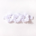 Dettaglio di tre fiori in chiffon bianco con perle e strass sulla fascia per neonata - Bianco