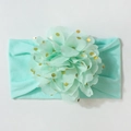 Détail du bandeau bébé vert menthe avec grande fleur en tulle et pois dorés - Vert menthe