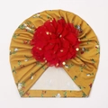 Detail van geribbelde baby tulbandmuts met grote rode mesh bloem voorzien van lovertjes - Gember Bloemenpatroon Stijl (B)