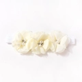 Dettaglio fascia per neonati con fiori di chiffon avorio, perle e strass lucenti - Beige