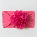 Détail d'un bandeau rose pour bébé avec fleur en tulle et pois dorés brillants - Rose rouge