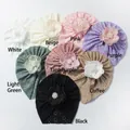 Flache Ansicht von Baby-Turbanen aus Lochspitze mit 3D-Blumen und Perlen in 8 Farben - 8-Farben Mischung