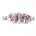Dettaglio di fiori in chiffon viola chiaro con perle e strass su una fascia per neonati - Grigio