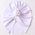 Dettaglio di un cappello a turbante bianco per neonati con un simpatico coniglio felpato - Bianco