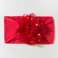 Détail d'un bandeau rouge pour bébé avec une grande fleur à pois dorés scintillants - Rouge